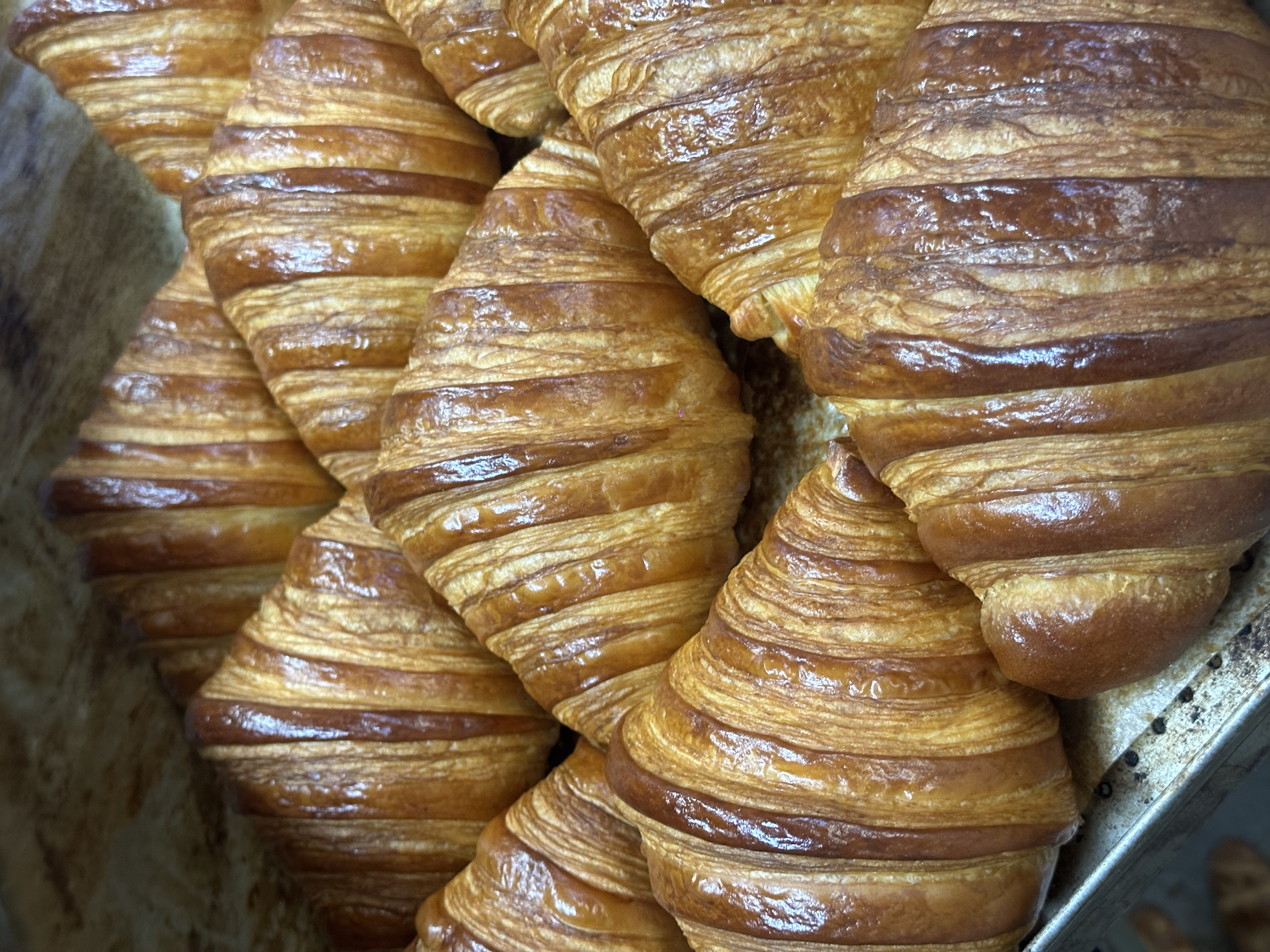 Γαλλική viennoiserie Δίσκος με φρεσκοψημένα κρουασάν γαλλικής τεχνικής